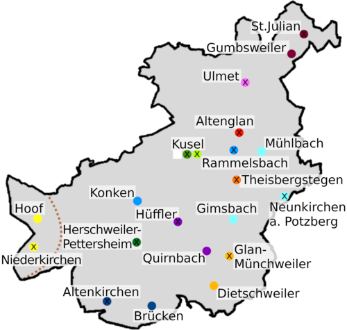 Karte des Kirchenbezirks Kusel, gleichfarbige Punkte gehören zu einem Pfarramt, der Punkt mit X ist Sitz des Pfarramtes.